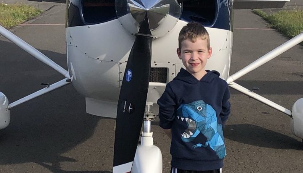 06.10.18 Jaydon vor dem Flieger
