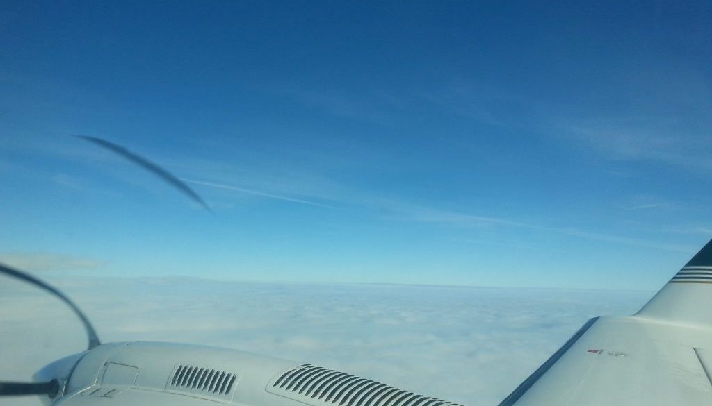 08.02.2017 Blick übre die Wolken Maschine und Himmel