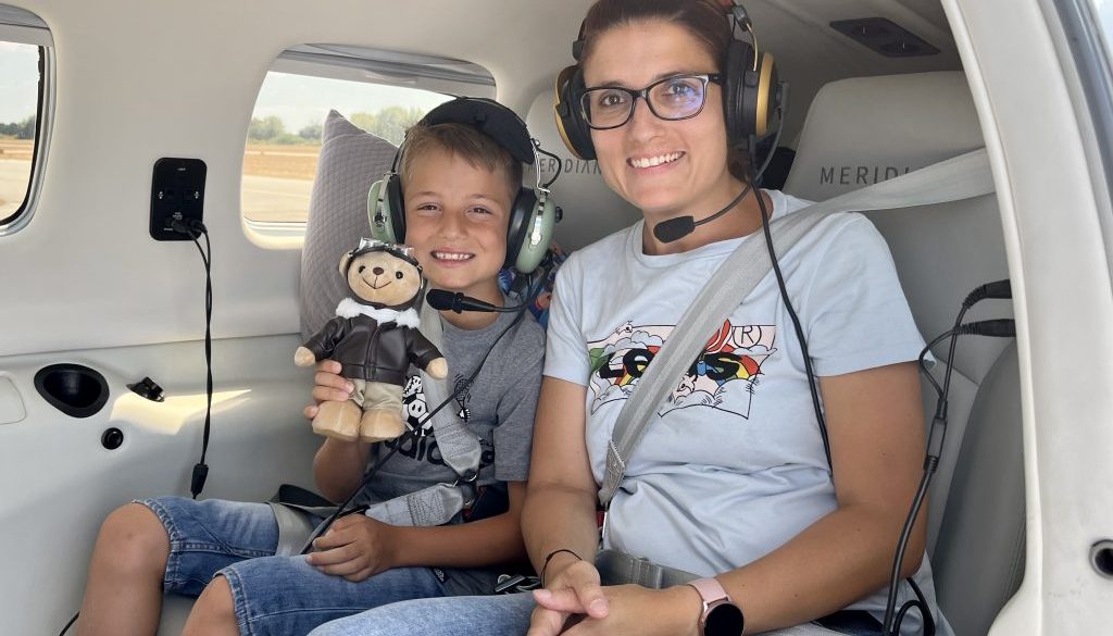 09.08.22 Max mit Bärchen im Flieger