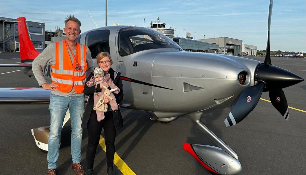 27.10.22 Romy vor der Maschine mit Pilot