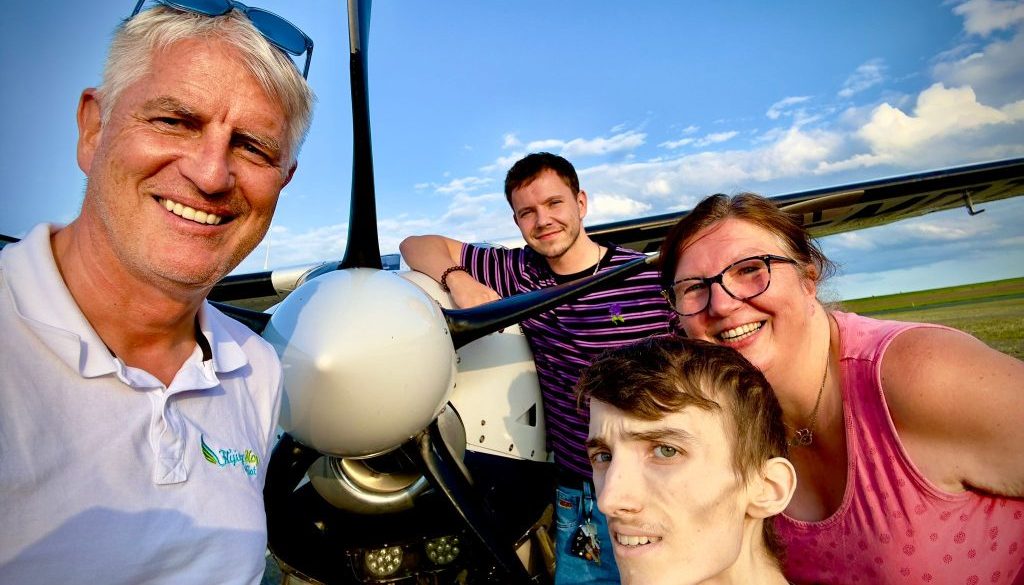 20.07.23 Simon mit Pilot vor dem Flieger