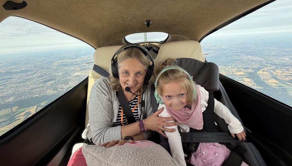 07.07.2026 Johanna im Flieger mit Mama